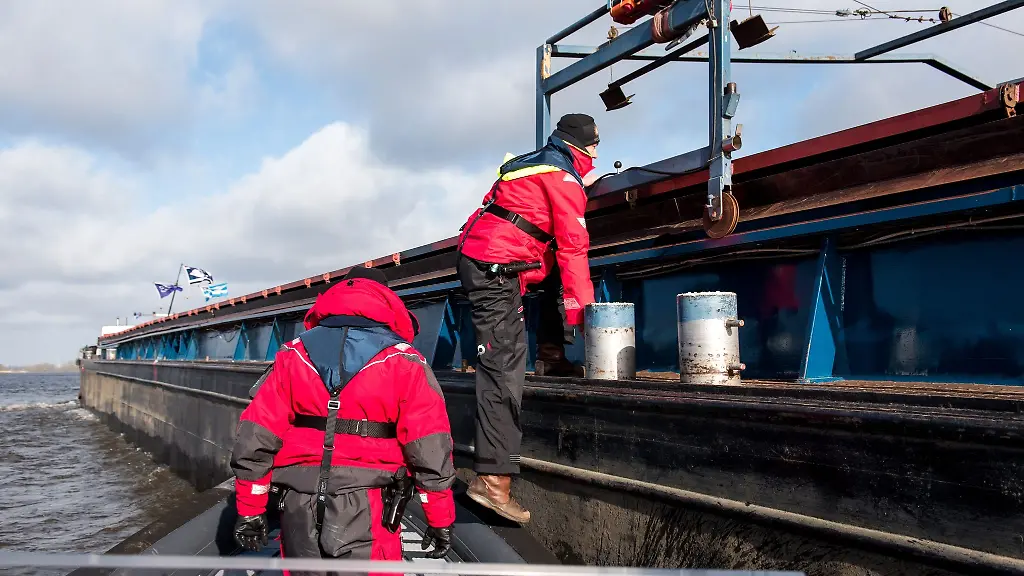 Polizisten-steigen-auf-der-Elbe-bei-Kirchwerder-auf-ein-Binnenschiff