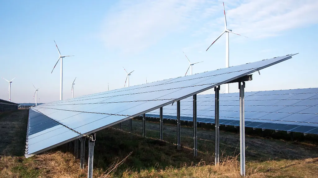 Blick-auf-einen-Solarpark