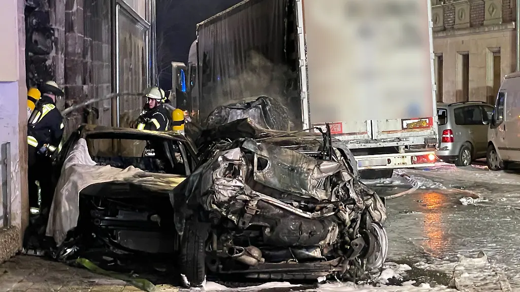 Das-ausgebrannte-Autowrack-steht-auf-einer-Strasse-in-Fuerth