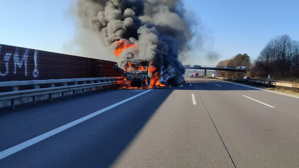 Ein-Lastwagen-steht-brennend-auf-der-A3