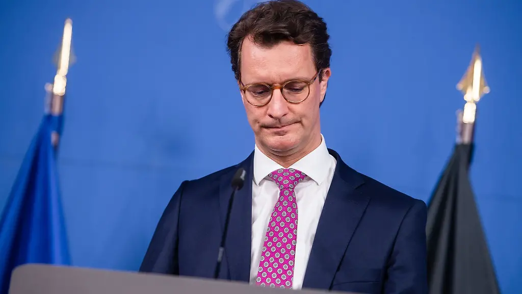 Nordrhein-Westfalens-Ministerpraesident-Hendrik-Wuest-CDU-spricht-waehrend-einer-Pressekonferenz