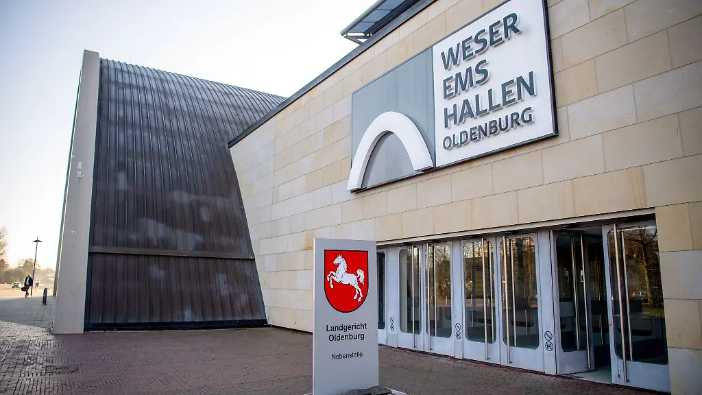 Die-Weser-Ems-Hallen-sind-von-aussen-zu-sehen