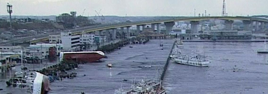 In Hachinohe, Aomori: Schiffe und Boote wurden durch den Tsunami an Land geworfen.