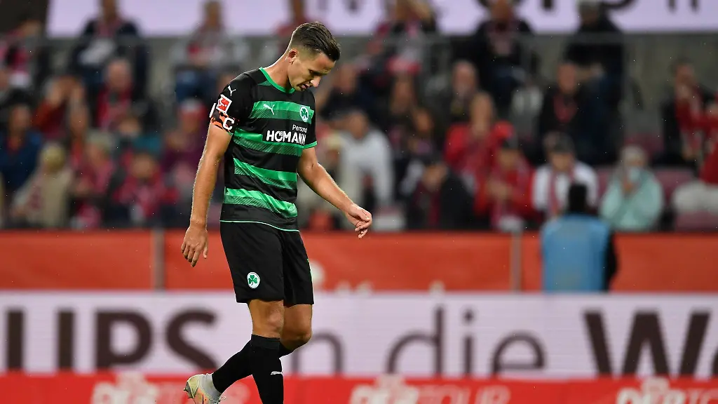 Fuerths-Paul-Seguin-geht-ueber-das-Spielfeld