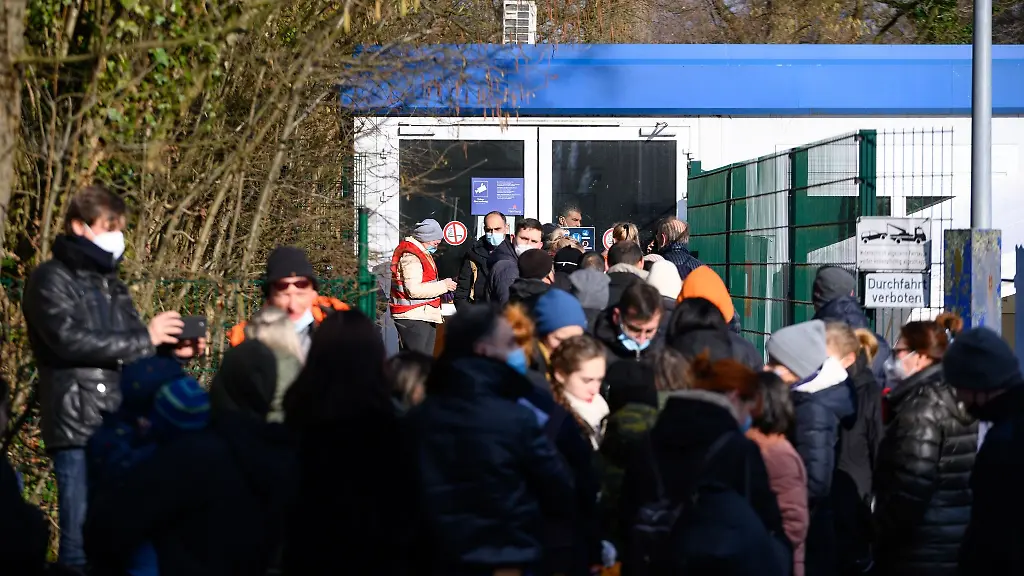 Zahlreiche-Gefluechtete-stehen-in-einer-Schlange-zur-Registrierung-am-Ankunftszentrum-Rahlstedt
