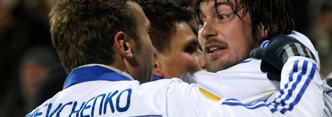 Tor für Kiew: Andrej Schewtschenko feiert mit dem Kollegen Artem Milevskiy.