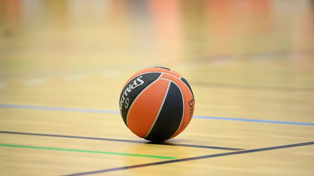 Ein-Ball-liegt-auf-einem-Basketball-Spielfeld