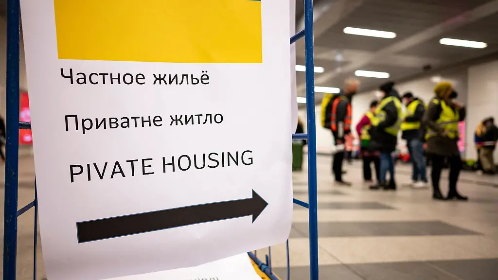 Schilder-am-Berliner-Hauptbahnhof-weisen-auf-Uebernachtungsmoeglichkeiten-in-Privathaushalten-hin