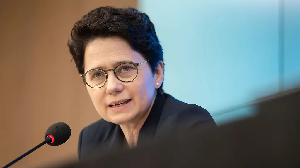 Marion-Gentges-CDU-Justizministerin-von-Baden-Wuerttemberg-bei-einer-Pressekonferenz