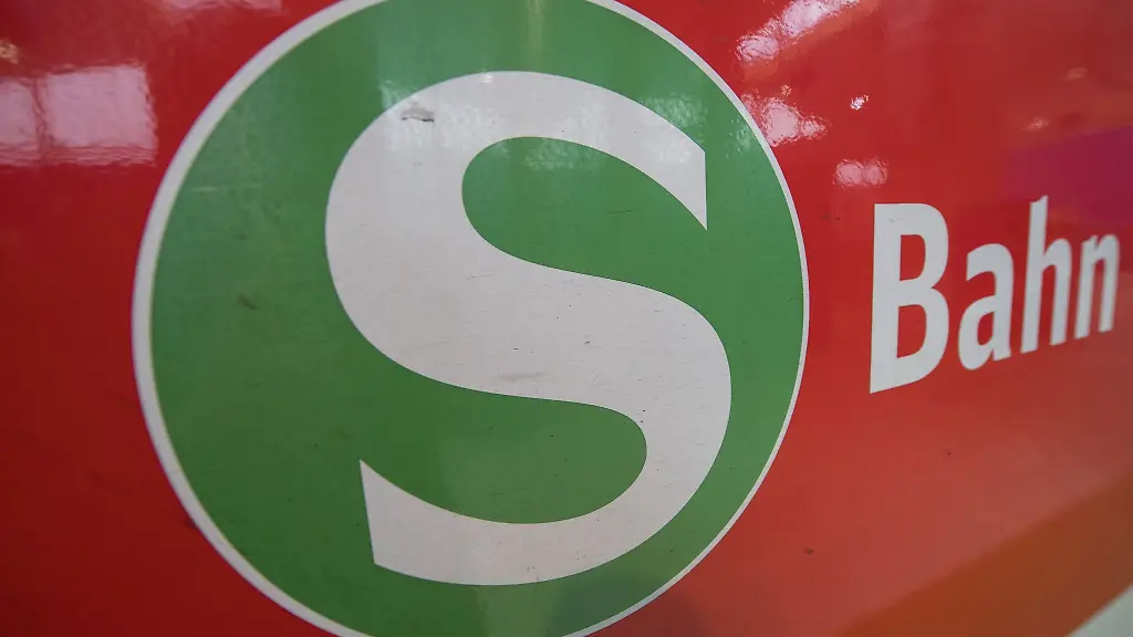 Das-Logo-der-S-Bahn-an-einem-Zug-in-Frankfurt