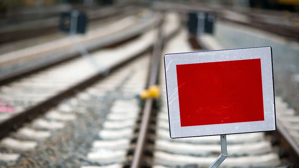 Ein-Schutzhaltesignal-steht-im-Bereich-eines-Bahnhofs