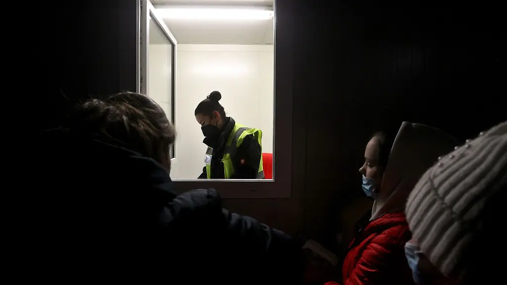 Gefluechtete-Menschen-aus-der-Ukraine-registrieren-sich-nach-ihrer-Ankunft-vor-einer-ehemaligen-Quarantaene-Einrichtung