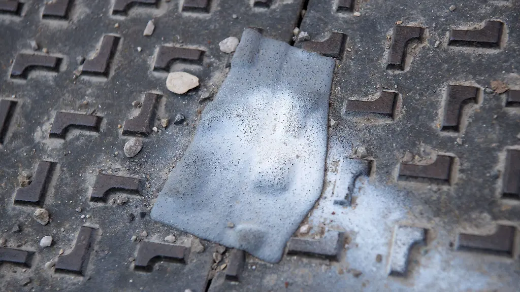 Blick-auf-einen-zugeschweissten-Gullideckel