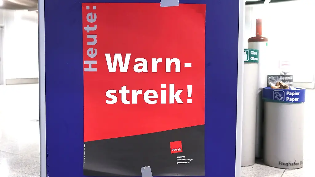 Blick-auf-ein-angeklebtes-Plakat-fuer-einen-Warnstreik