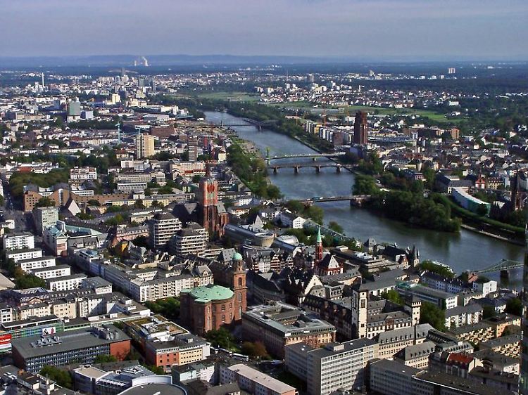 Von oben sieht Frankfurt nicht ungewöhnlich lauschig aus - in Stadtteilen wie Sachsenhausen oder Bornheim versteckt sich aber eine Reihe von Ebbelwoi-Wirtschaften, in denen Gemütlichkeit hohen Stellenwert hat.