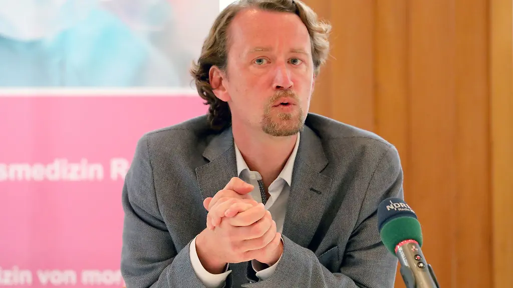 Der-fruehere-Finanzminister-Mathias-Brodkorb-SPD-spricht-bei-einer-Pressekonferenz