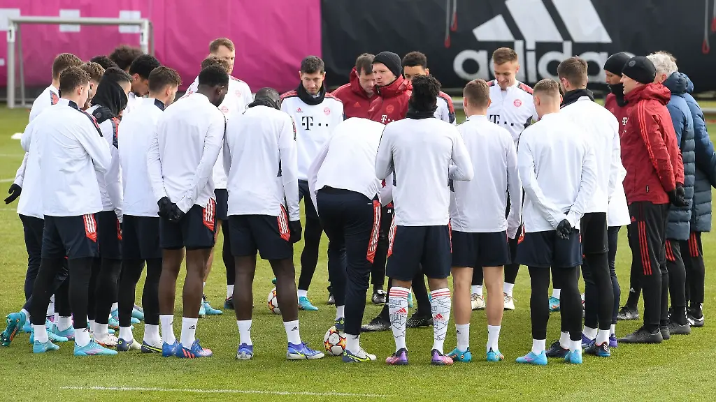 Trainer-Julian-Nagelsmann-M-steht-beim-Abschlusstraining-inmitten-der-versammelten-Mannschaft