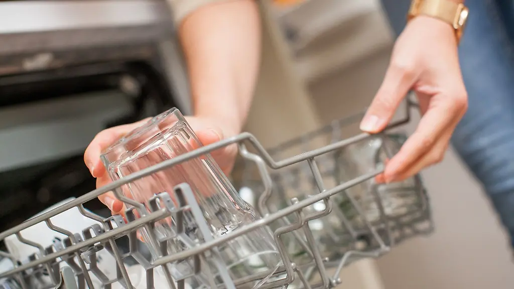 Mit-nur-wenigen-Handgriffen-bleiben-Glaeser-in-der-Spuelmaschine-glaenzend