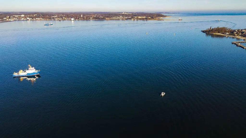Das-Forschungsschiff-MS-Haithabu-l-liegt-mit-einem-Boot-von-Forschungstauchern-in-der-Kieler-Ostsee