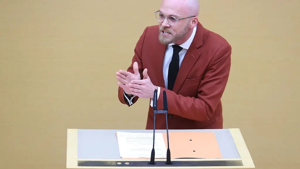Fabian-Mehring-Freie-Waehler-spricht-bei-einer-Plenarsitzung-im-bayerischen-Landtag