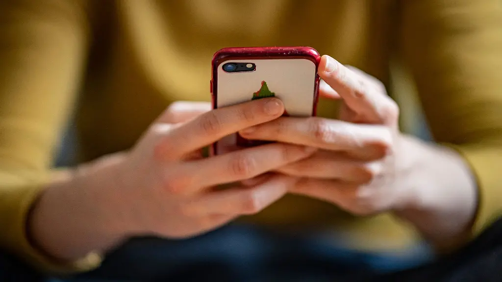 Eine-Frau-haelt-ein-Smartphone-in-der-Hand