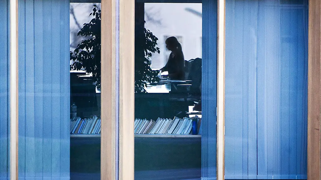 Eine-Frau-arbeitet-in-einem-Buerogebaeude