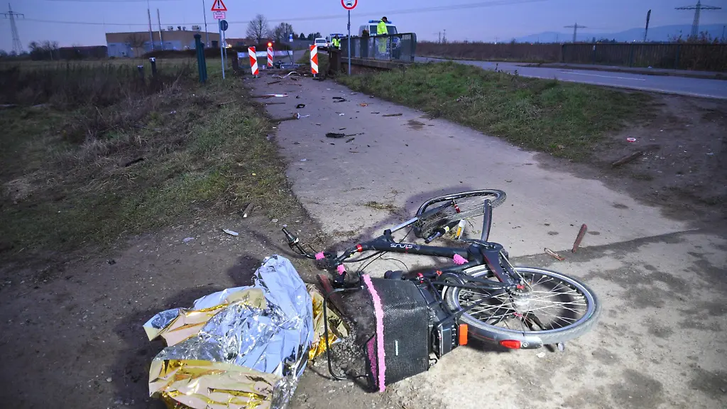 Ein-Fahrrad-liegt-nach-einem-Unfall-auf-einem-Radweg