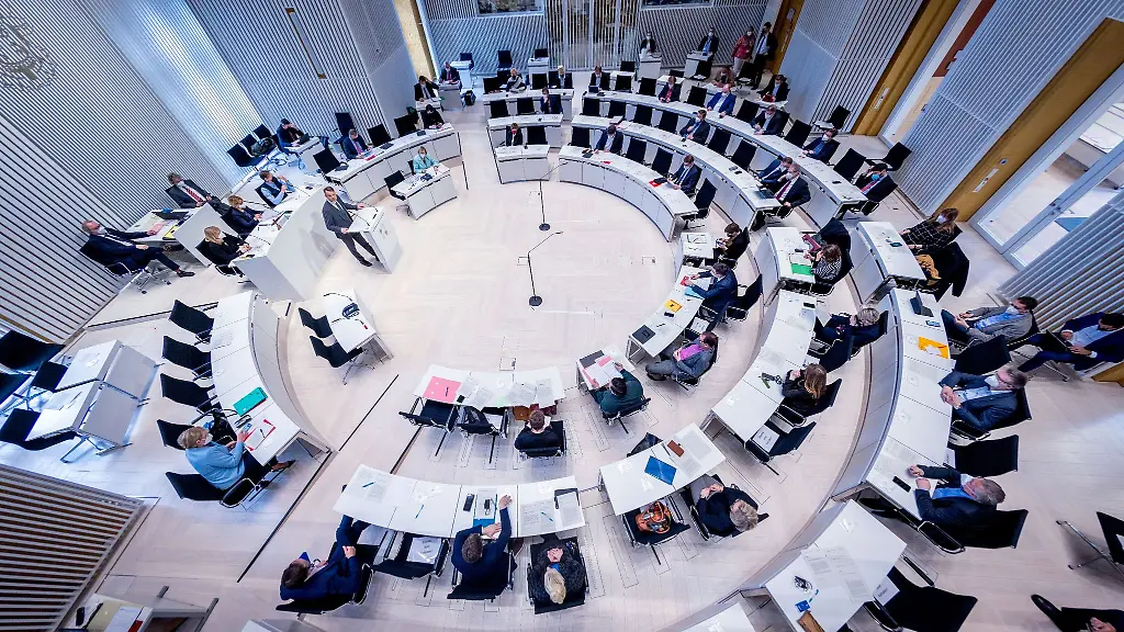 Mecklenburg-Vorpommerns-Abgeordnete-nehmen-an-einer-Landtagssitzung-teil