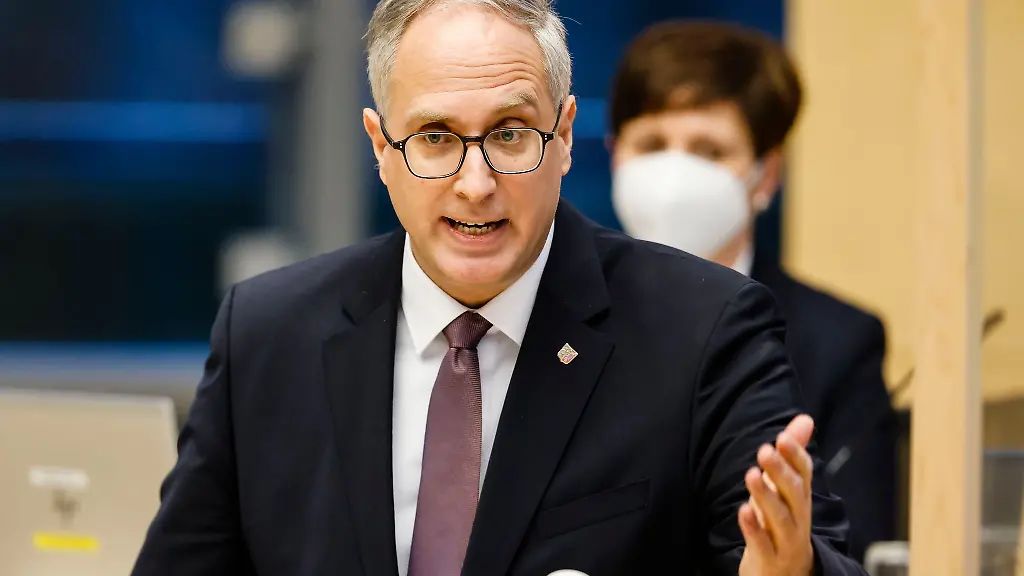 Der-Fraktionsvorsitzende-Tobias-Koch-CDU-spricht-im-Landtag