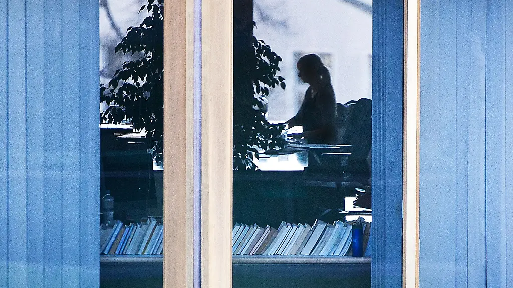 Eine-Frau-arbeitet-in-einem-Buerogebaeude