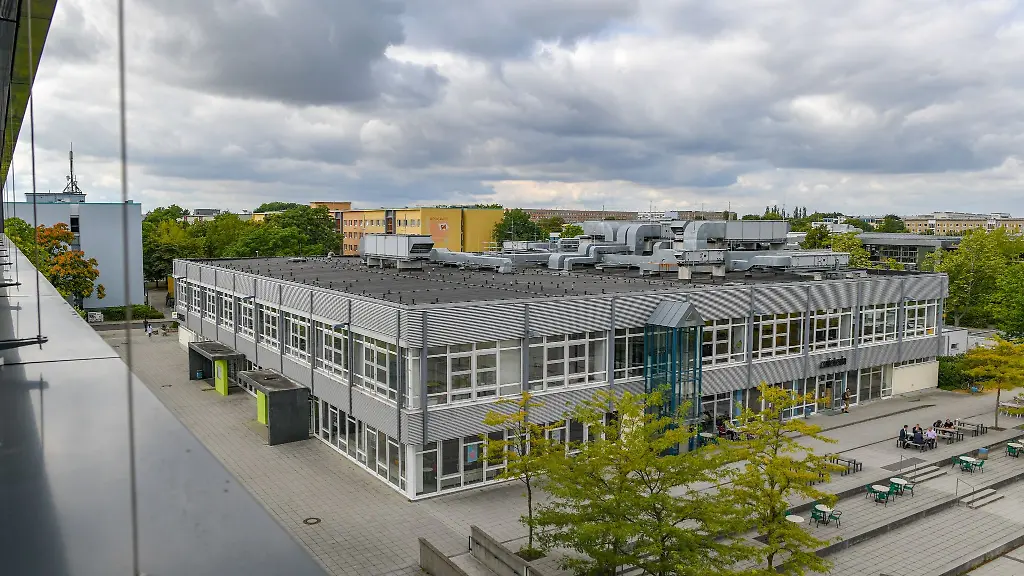 Blick-ueber-den-Campus-an-der-BTU-Brandenburgische-Technische-Universitaet-Cottbus-Senftenberg