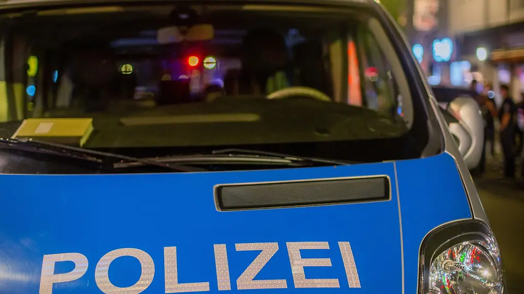 Ein-Einsatzfahrzeug-der-Polizei-steht-bei-einer-Kontrolle-auf-der-Strasse