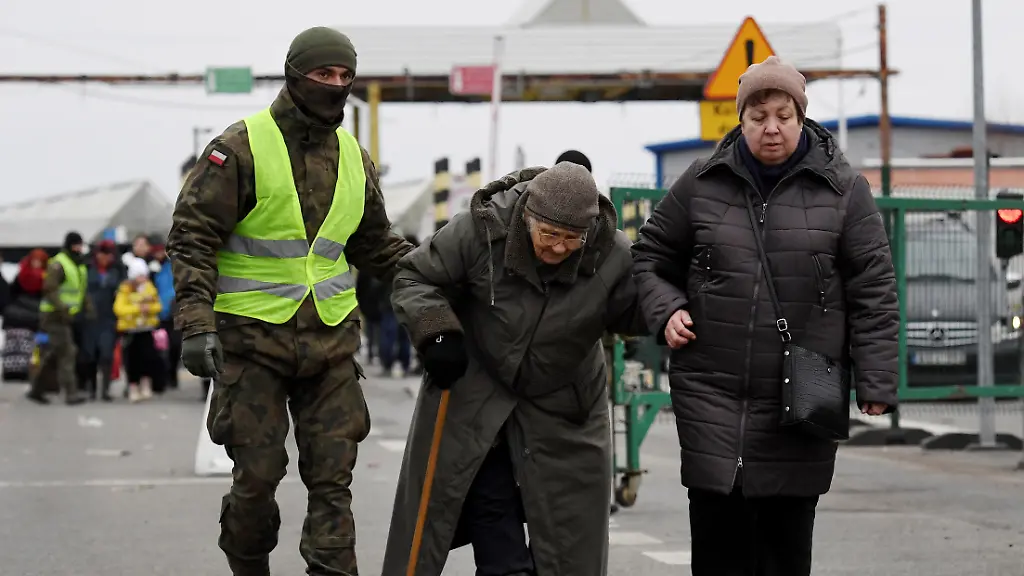 2022-03-05T193721Z-1079743473-RC2JWS90P97Q-RTRMADP-3-UKRAINE-CRISIS-BORDER-POLAND