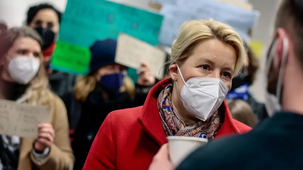 Buergermeisterin-Franziska-Giffey-SPD-spricht-mit-Helfern-die-am-Hauptbahnhof-auf-die-Ankunft-Gefluechteter-warten