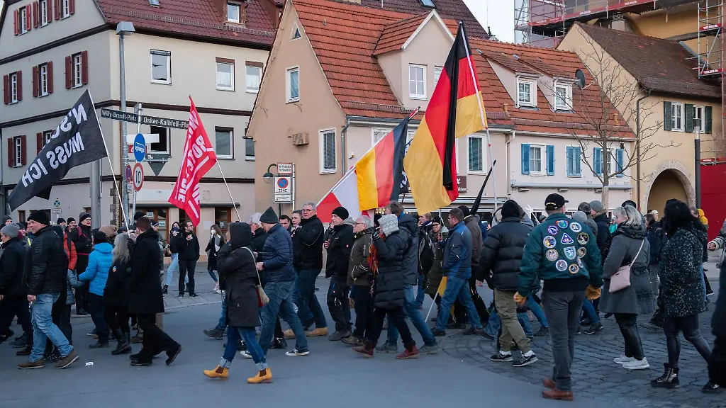Teilnehmer-einer-Demonstration-gegen-die-Corona-Massnahmen-gehen-durch-Reutlingen