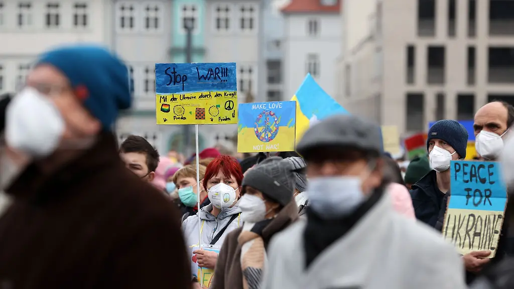 Hunderte-Menschen-demonstrieren-in-Erfurt-gegen-den-Krieg-in-der-Ukraine