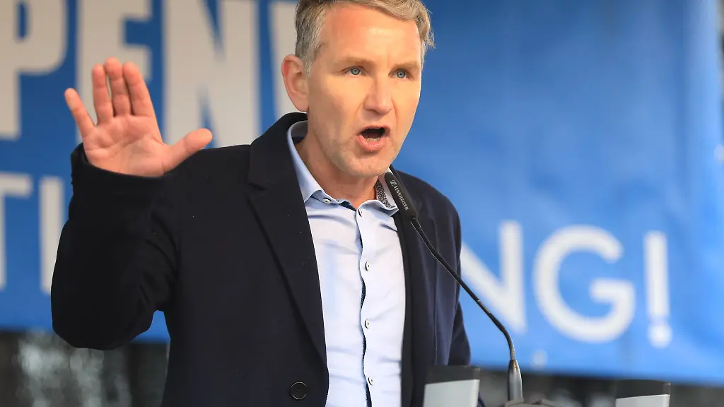 Thueringens-AfD-Landespartei-und-Fraktionschef-Bjoern-Hoecke-spricht-auf-dem-Domplatz-in-Magdeburg