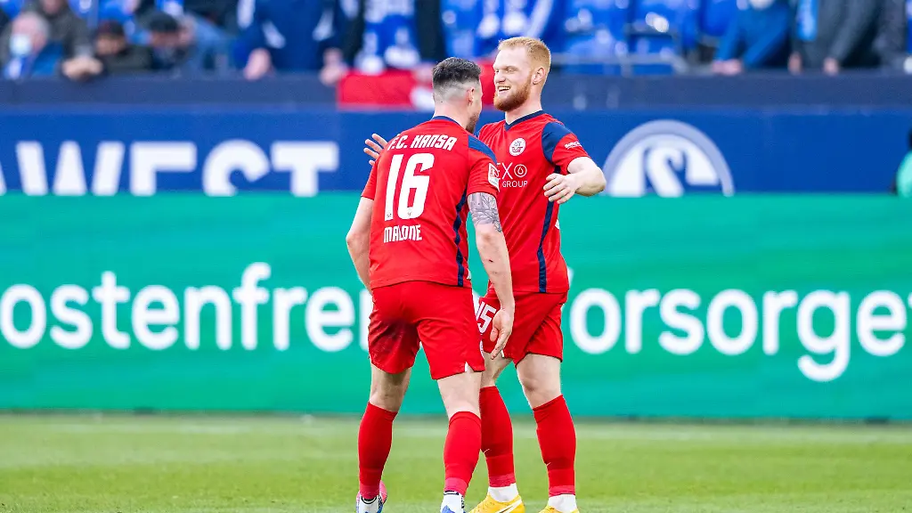 Rostocks-Ryan-Malone-l-und-Rostocks-Nils-Froeling-jubeln-nach-dem-Tor-zum-3-4