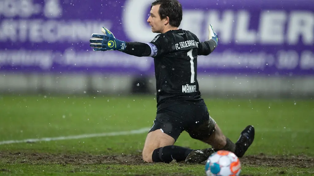 Aues-Torhueter-Martin-Maennel-kniet-auf-dem-Rasen