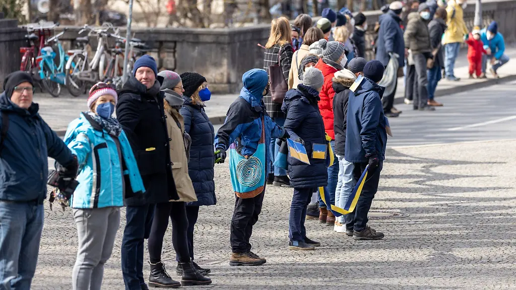 Teilnehmer-einer-Demonstration-zum-Ukraine-Konflikt-bilden-eine-Menschenkette