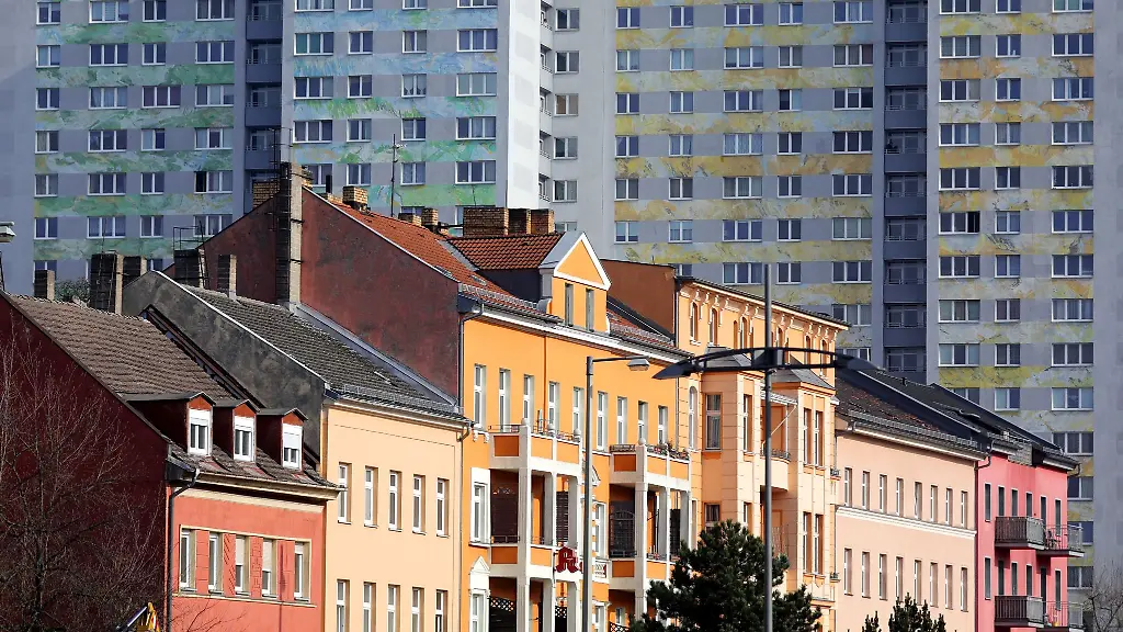Historischer-und-moderner-Wohnraum-an-der-Frankfurter-Allee-im-Bezirk-Friedrichshain