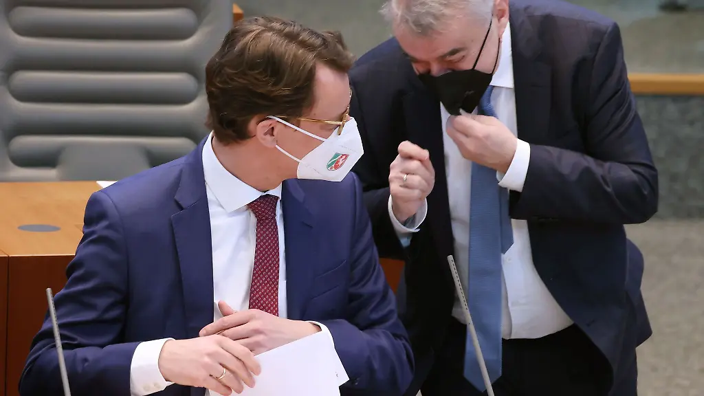 Hendrik-Wuest-l-CDU-spricht-im-Landtag-mit-Herbert-Reul-CDU