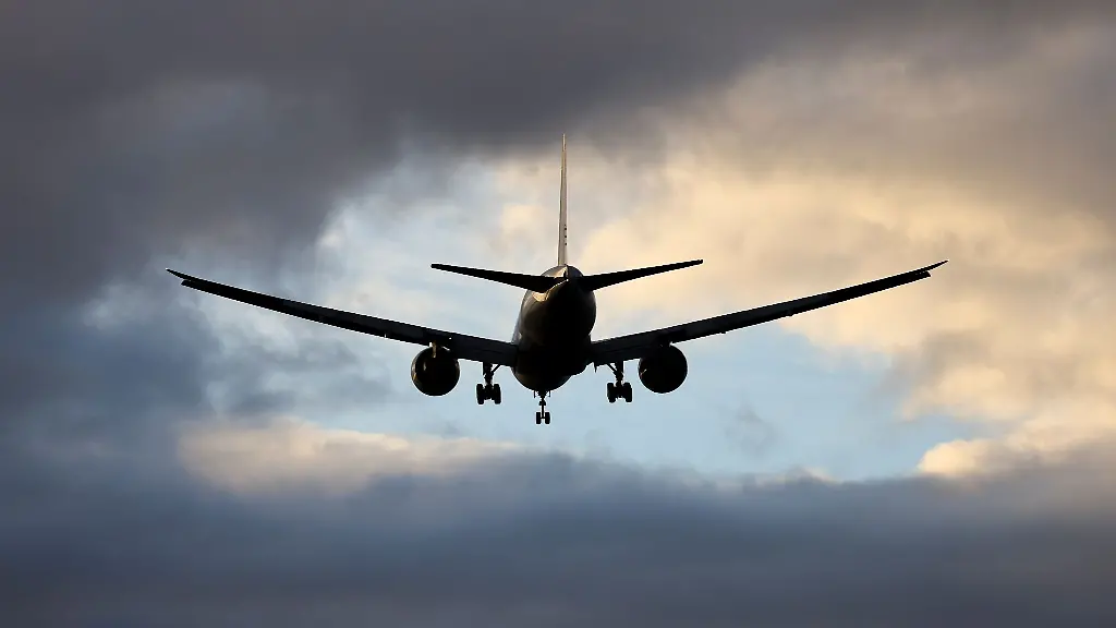 Ein-Flugzeug-landet-auf-dem-Flughafen-Leipzig-Halle