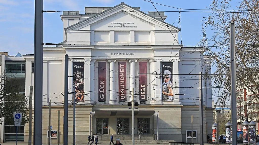Glueck-Gesundheit-Liebe-steht-auf-grossen-Bannern-an-der-Fassade-vom-Opernhaus-Theater-Magdeburg