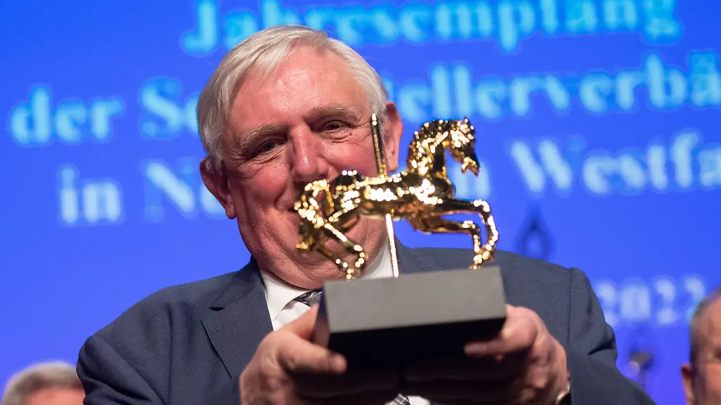 Gesundheitsminister-Karl-Josef-Laumann-CDU-nimmt-das-Goldene-Karussellpferd-entgegen