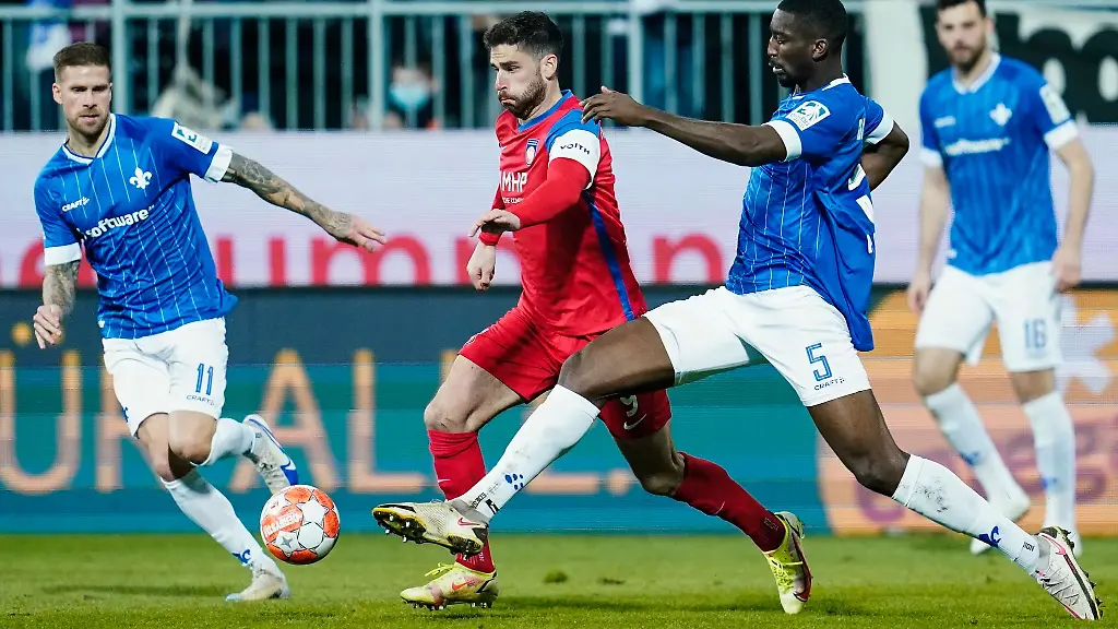 Heidenheims-Stefan-Schimmer-l-und-Darmstadts-Patric-Pfeiffer-kaempfen-um-den-Ball