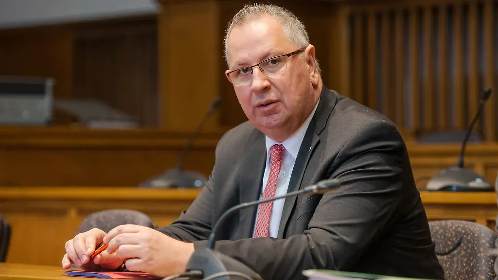 Der-suspendierte-Homburger-Oberbuergermeister-Ruediger-Schneidewind-sitzt-in-einem-Gerichtssaal