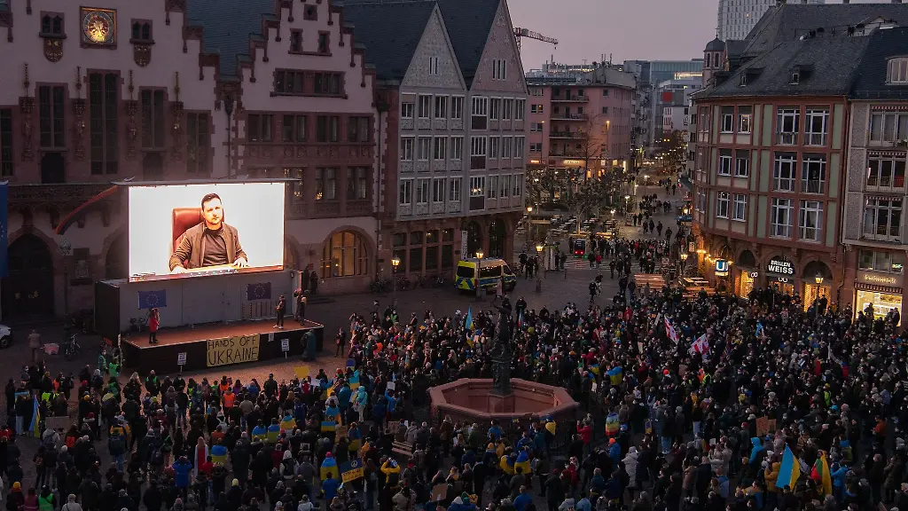 Praesident-Wolodymyr-Selenskyj-ist-den-Demonstranten-live-zugeschaltet