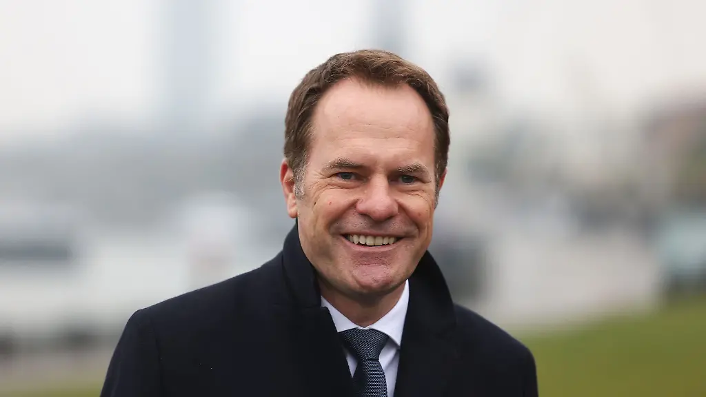 Stephan-Keller-CDU-Oberbuergermeister-von-Duesseldorf-steht-am-Rheinufer-in-der-Naehe-der-Altstadt