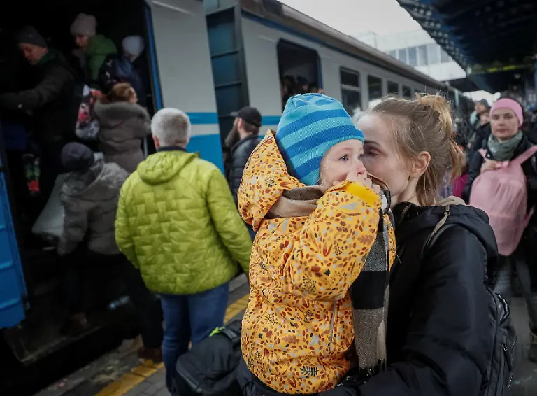 2022-03-04T175131Z-1490027003-RC2PVS9EUAL9-RTRMADP-3-UKRAINE-CRISIS-EVACUATION-KYIV